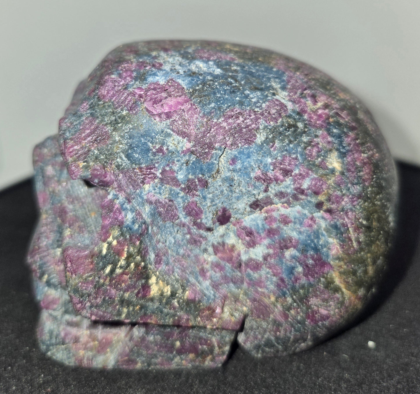 Ruby Kyanite Skull - UV Reactive (chipped)