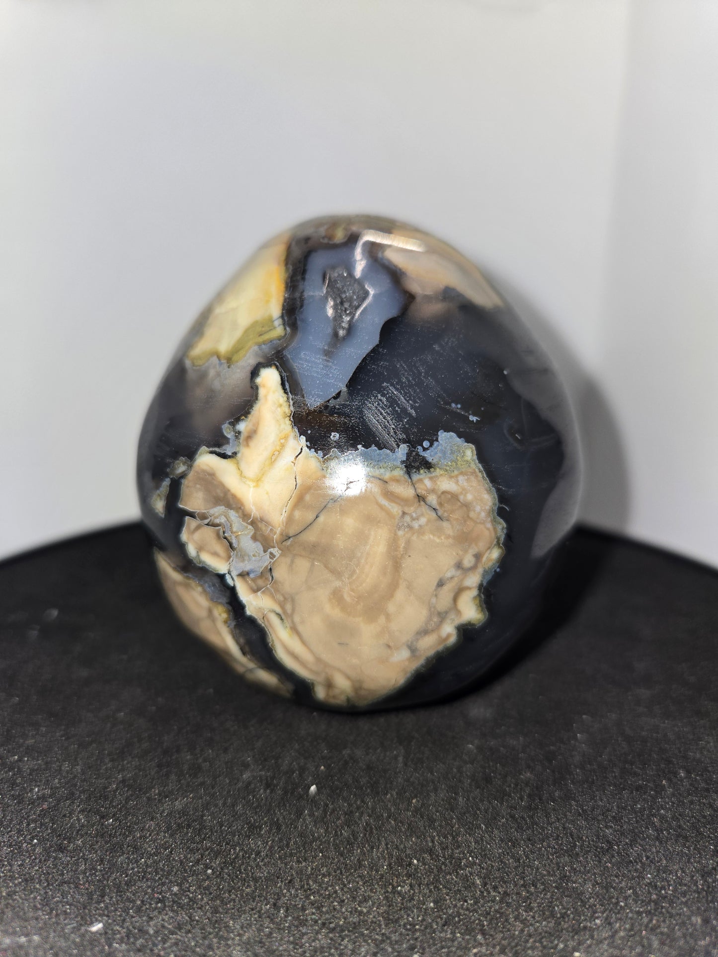 Volcanic Agate Skull D (chipped nose) UV Reactive